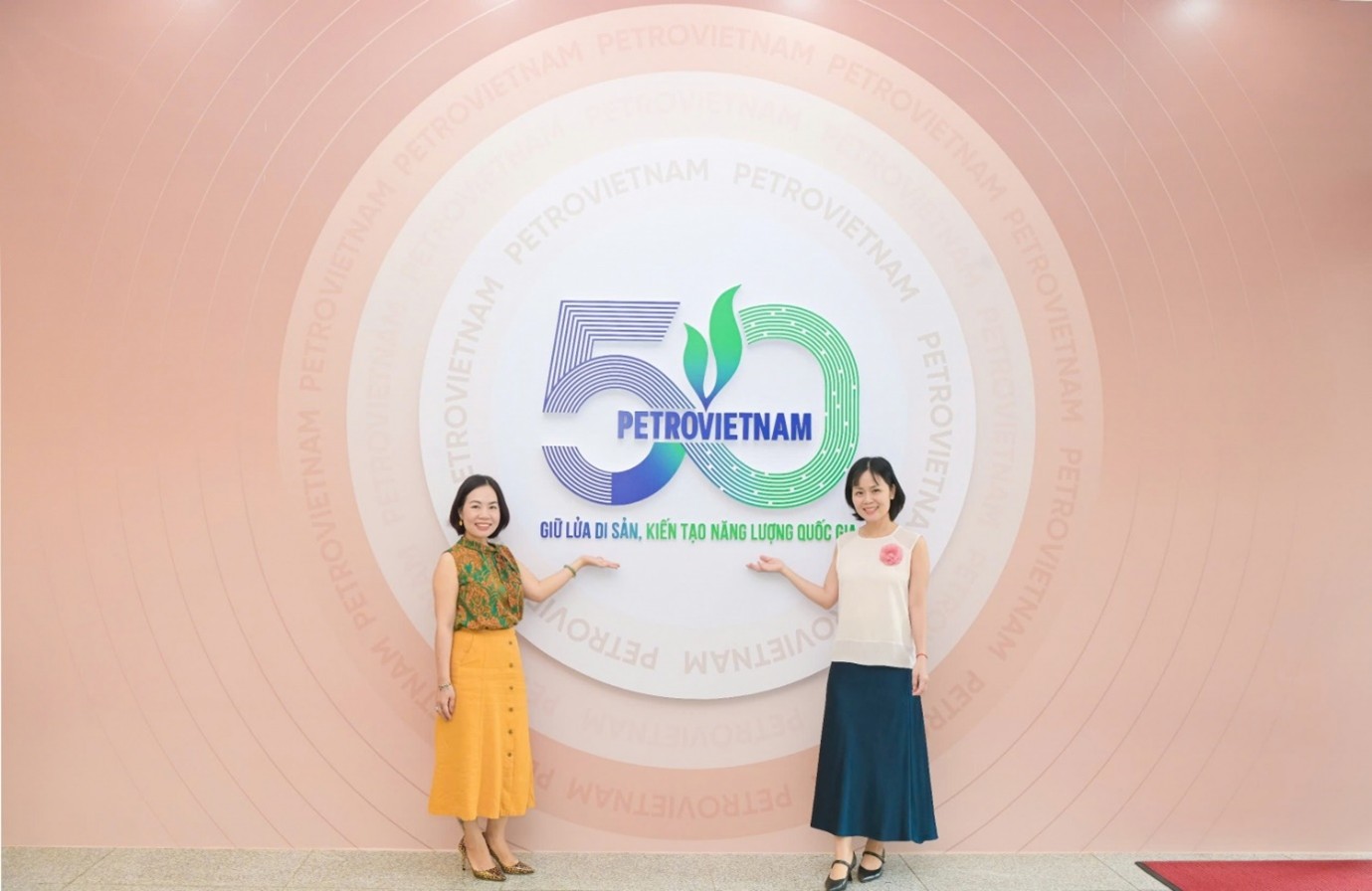 Cán bộ nhân viên BMQL&ĐH Tập đoàn chụp ảnh check-in với Logo Petrovietnam tại sảnh tầng 1 trụ sở Tập đoàn