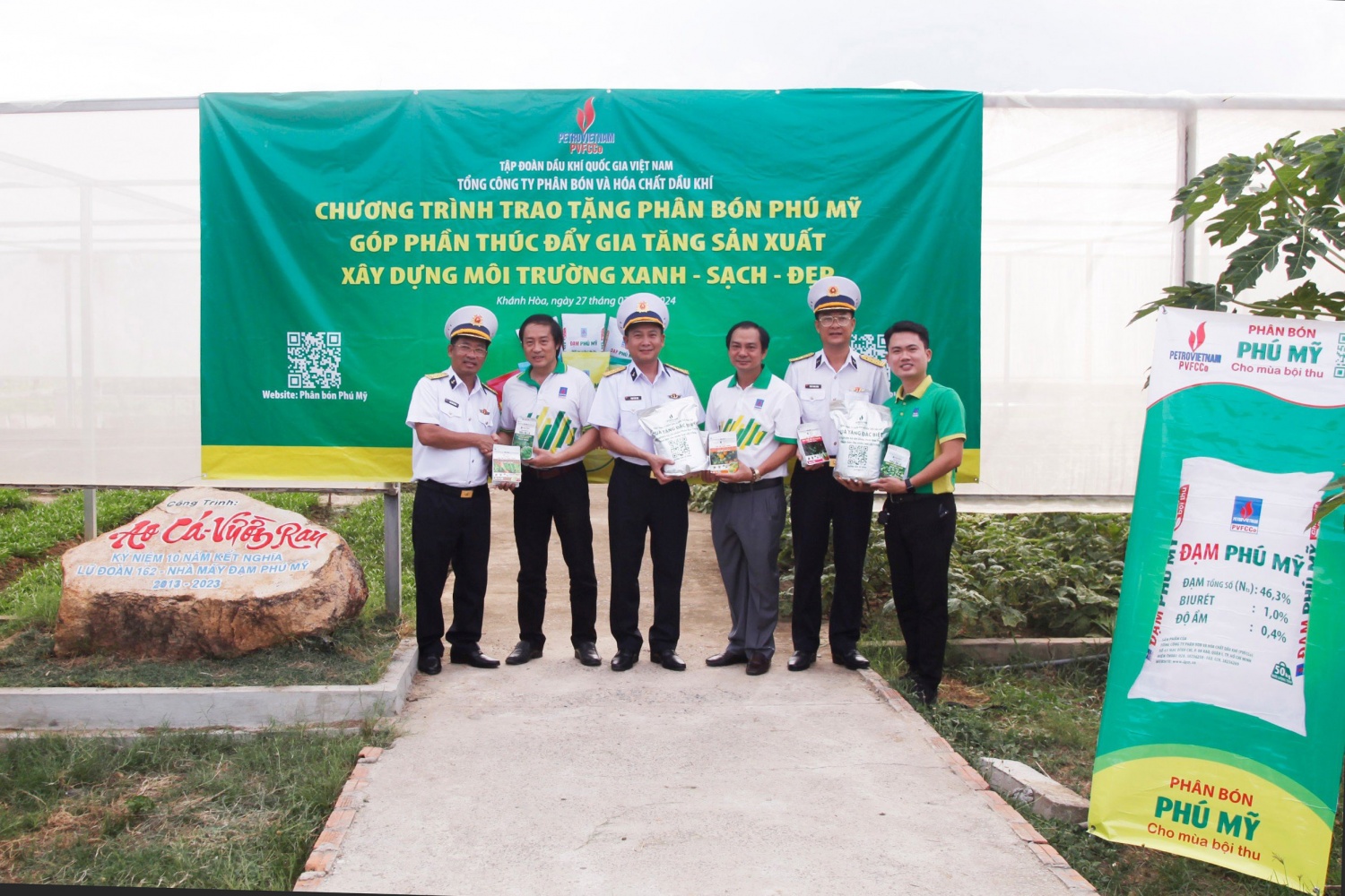 PVFCCo - Phú Mỹ trao tặng phân bón góp phần gia tăng sản xuất, xây dựng môi trường xanh - sạch - đẹp tại Lữ đoàn 162.