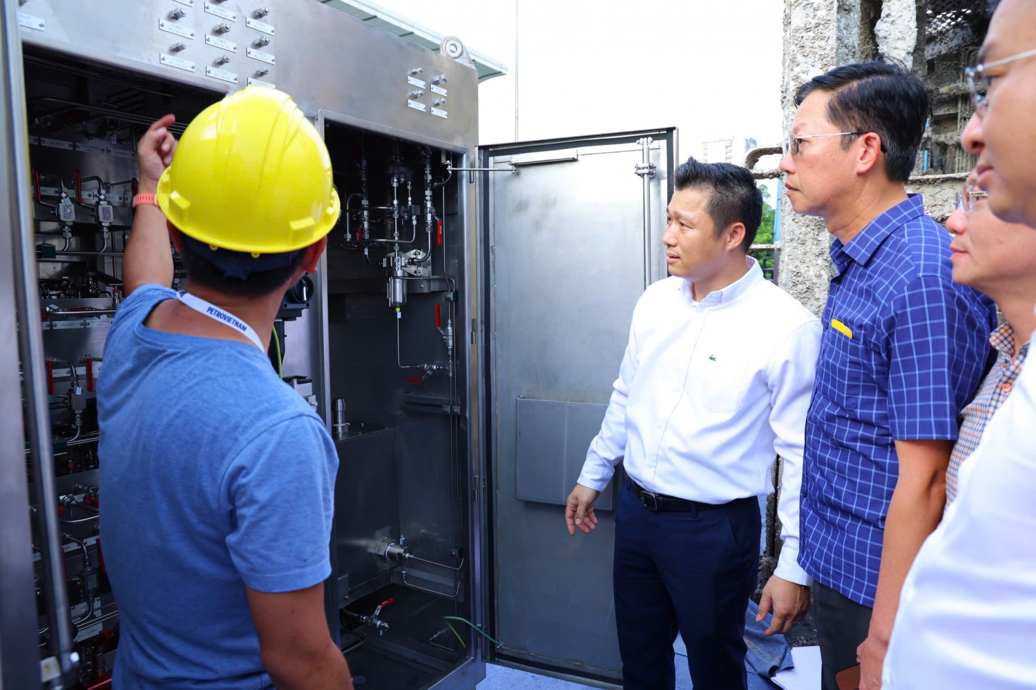 Phó Tổng Giám đốc Vietsovpetro Mai Đăng Tuấn cùng đại diện lãnh đạo các ban/Văn phòng Tập đoàn kiểm tra hoạt động của 