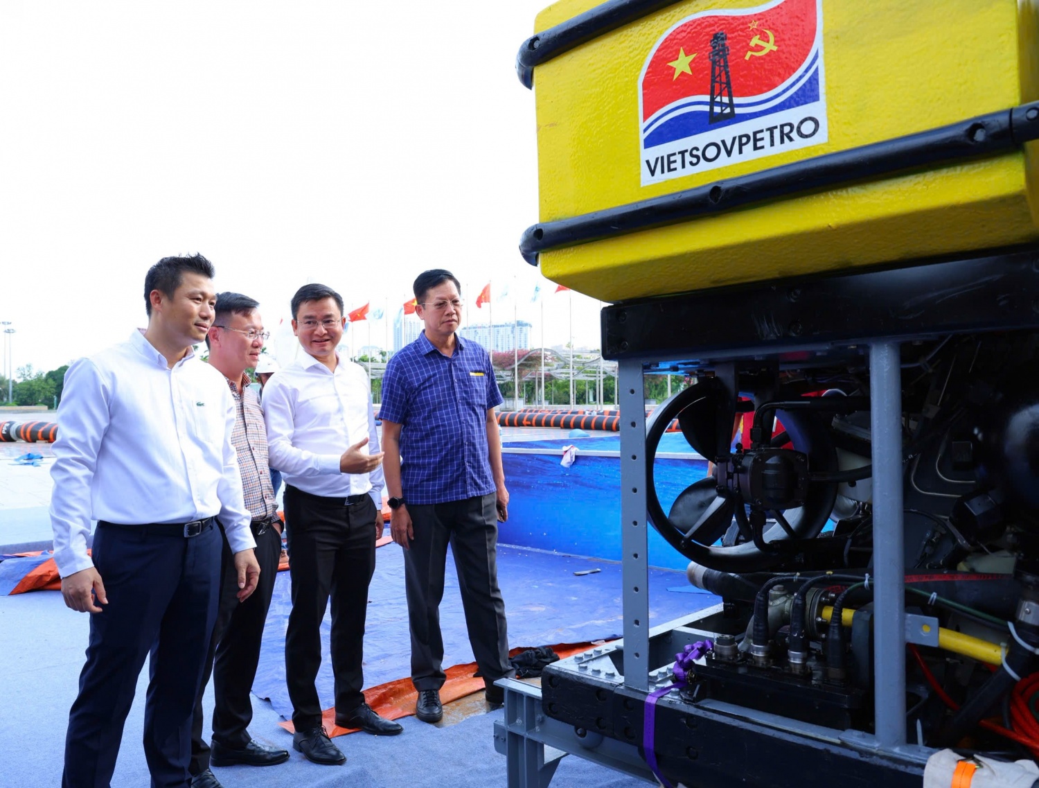 Phó Tổng Giám đốc Vietsovpetro Mai Đăng Tuấn cùng đại diện lãnh đạo các ban/Văn phòng Tập đoàn kiểm tra khu vực trưng bày robot dưới nước điều khiển từ xa (ROV).