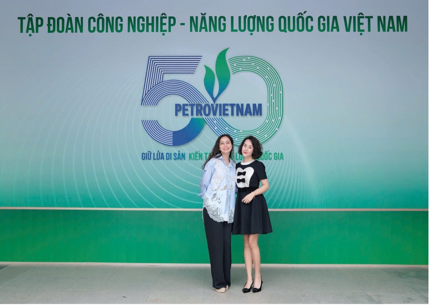 Bộ Logo nổi bật kỷ niệm 50 năm thành lập Petrovietnam tại lối đi tầng 1 Bộ Logo nổi bật kỷ niệm 50 năm thành lập Petrovietnam tại lối đi tầng 1