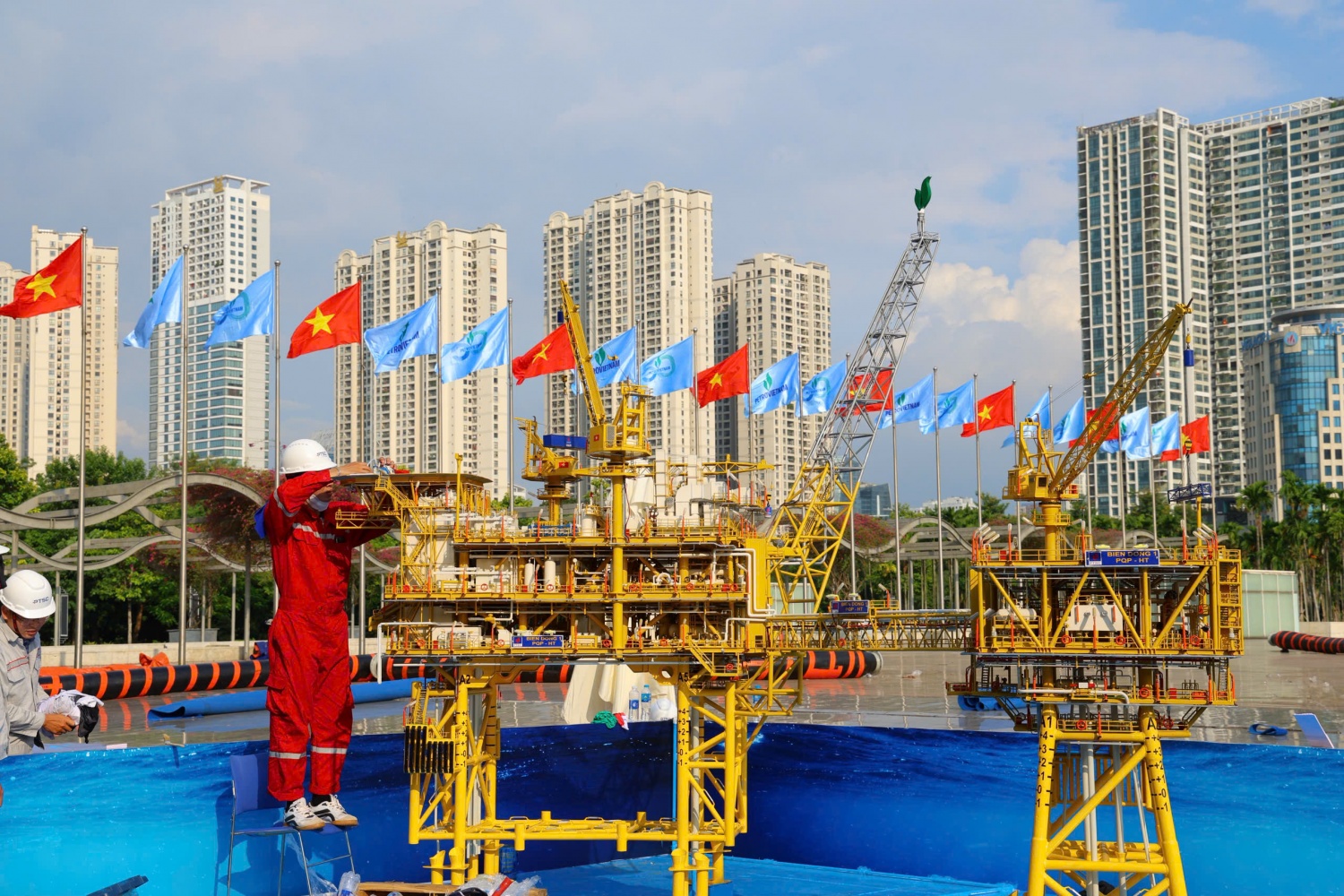 Các công đoạn lắp ráp, hoàn thiện mô hình giàn khai thác Hải Thạch - Mộc Tinh