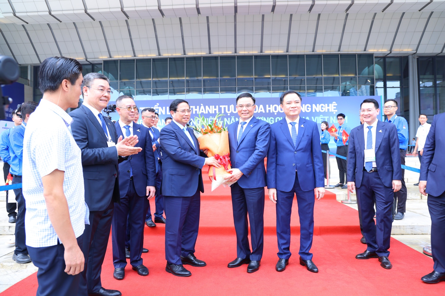 Lãnh đạo Petrovietnam chào mừng Thủ tướng Chính phủ Phạm Minh Chính đến dự Lễ khai mạc triển lãm.