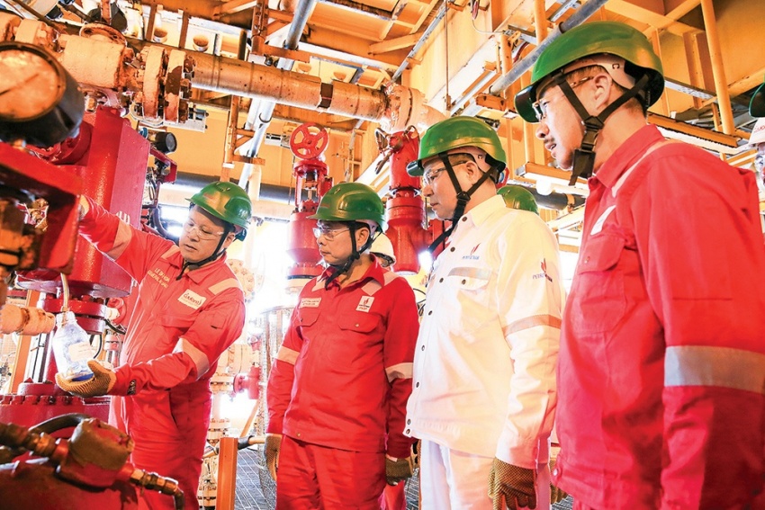 Phó Thủ tướng Bùi Thanh Sơn cùng Chủ tịch HĐTV Petrovietnam Lê Mạnh Hùng chứng kiến lấy mẫu dầu từ cụm mỏ Sư Tử (tháng 5-2025)