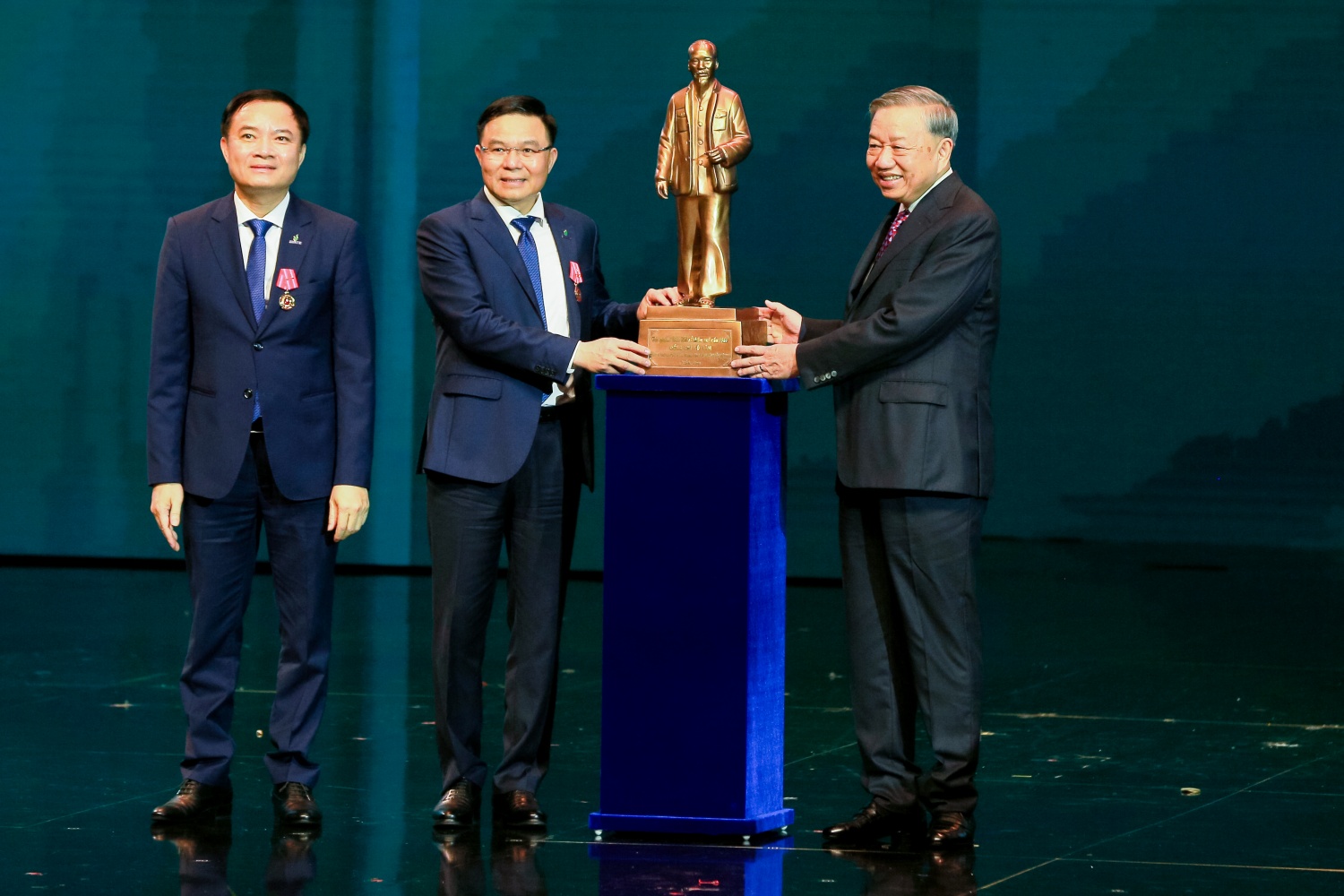 Tổng Bí thư dự Lễ kỷ niệm 50 năm ngày thành lập Petrovietnam