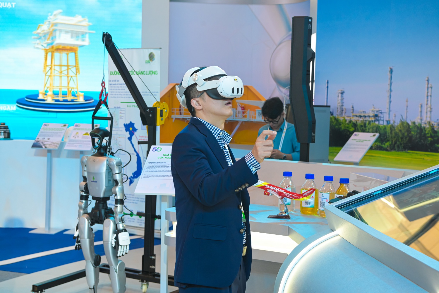 Khách tham quan trải nghiệm công nghệ VR thuyết minh về các thành tựu trong 50 năm hình thành và phát triển Petrovietnam