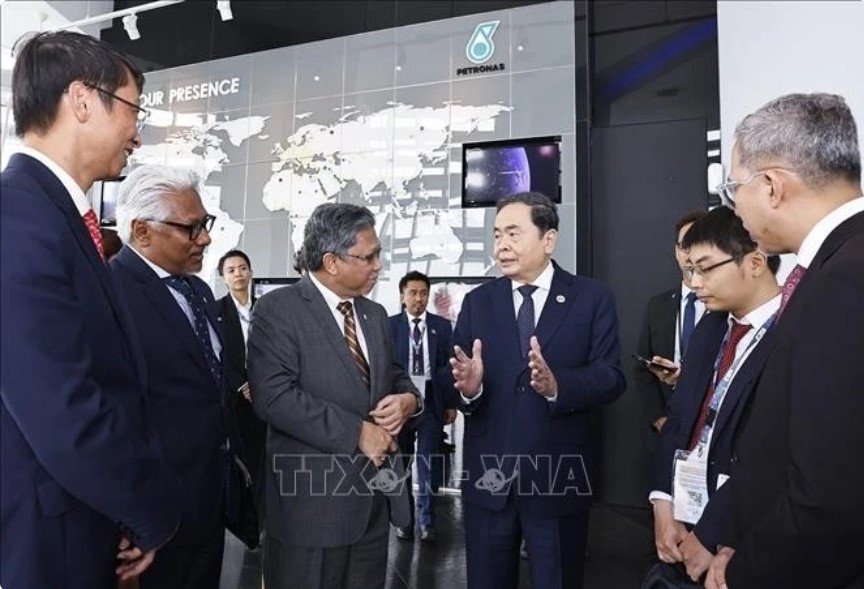 National Assembly Chairman Tran Thanh Man meets with leaders of Malaysia's national oil and gas company Petronas. (Photo: VNA)