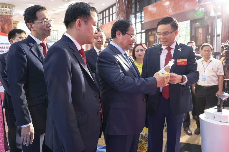 Mr. Le Manh Hung, Party Secretary and Chairman of the Board of Directors of Petrovietnam, introduced to Prime Minister Pham Minh Chinh new products in the industrial pillars