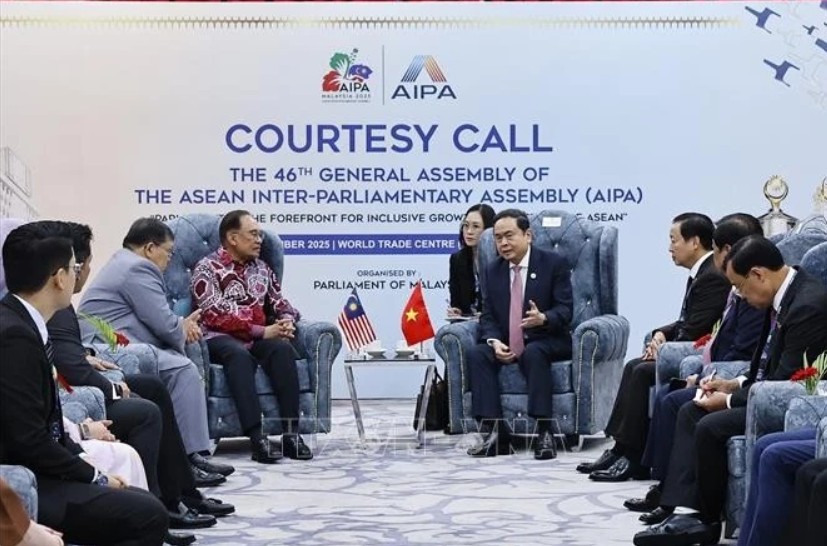 Chairman of the Vietnamese National Assembly Tran Thanh Man (R) meets with Malaysian Prime Minister Anwar Ibrahim. (Photo: VNA)