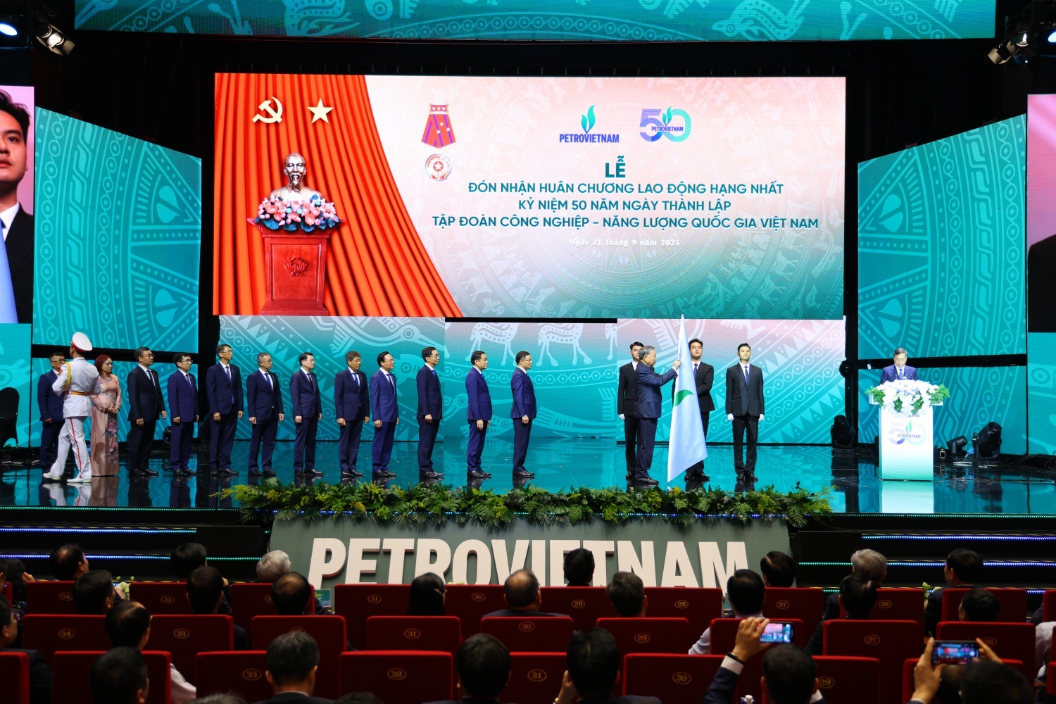 Ghi nhận những đóng góp quan trọng của Petrovietnam, Tổng Bí thư Tô Lâm đã gắn Huân chương Lao động hạng Nhất lên Cờ truyền thống của Petrovietnam