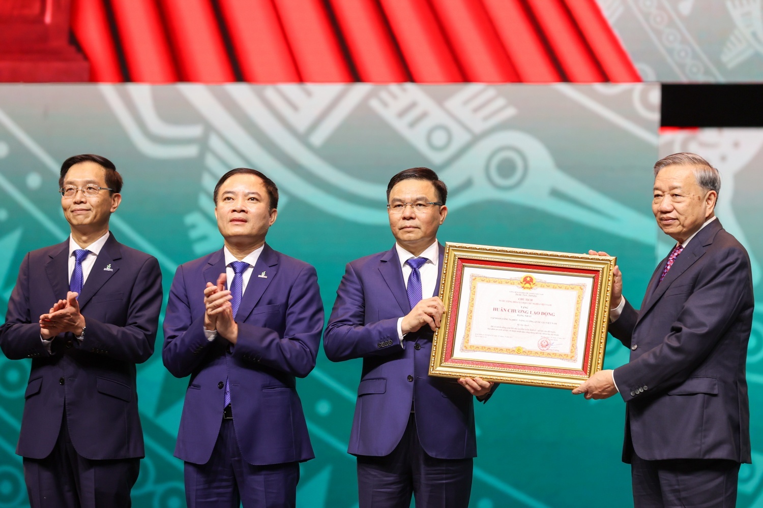 Kỷ niệm 50 năm thành lập, Petrovietnam đón nhận Huân chương Lao động hạng Nhất