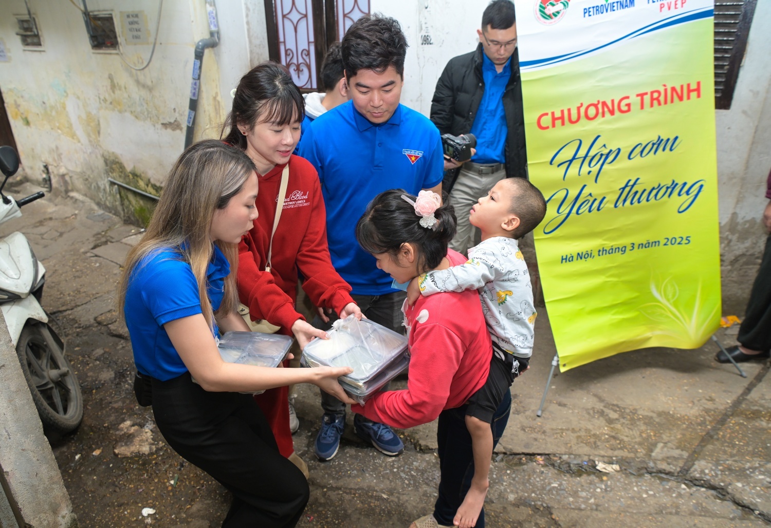 Những suất cơm được trao tận tay thân nhân người bệnh trong chương trình “Hộp cơm yêu thương”