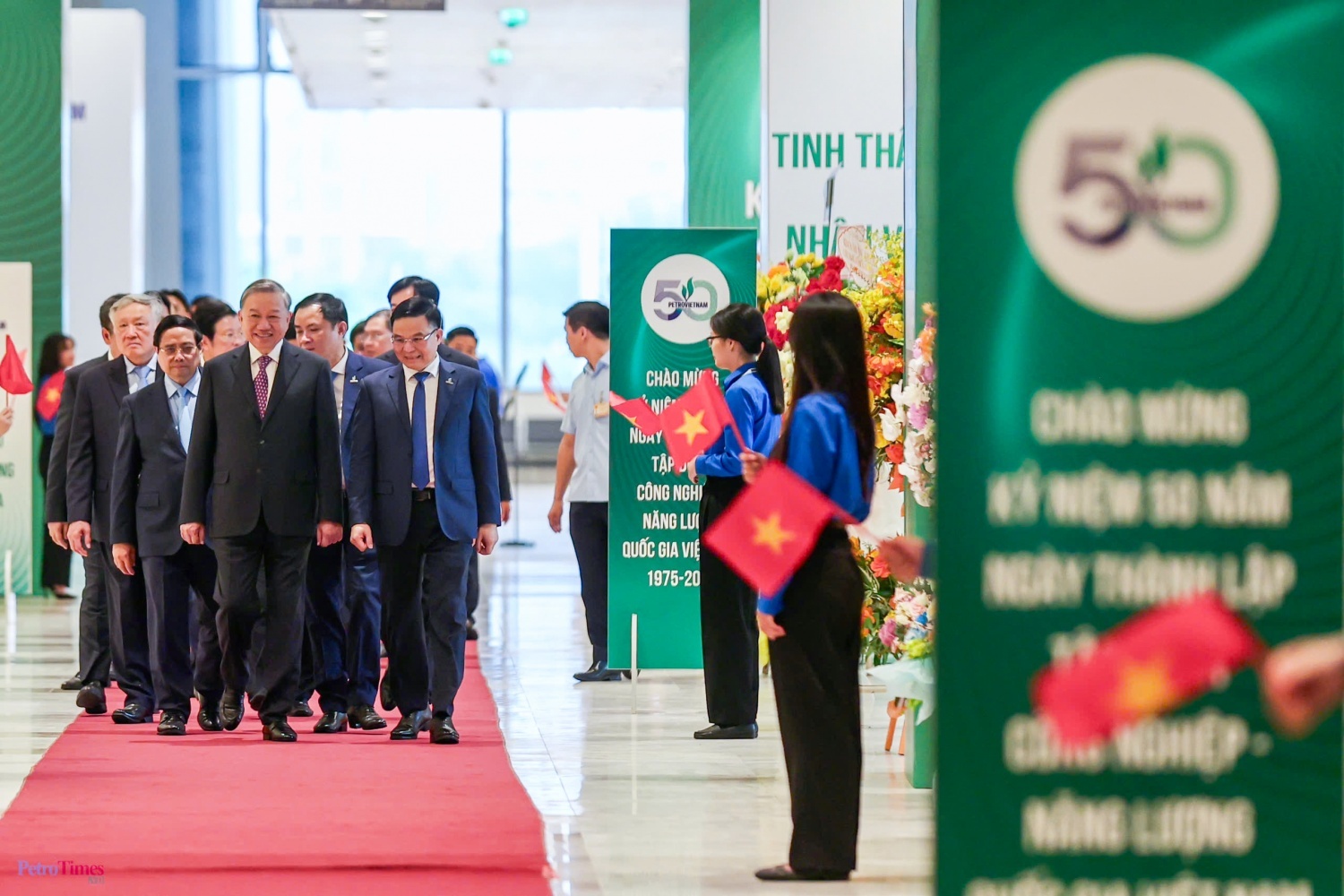 Đoàn viên, thanh niên Petrovietnam tham gia công tác đón tiếp lãnh đạo Đảng, Nhà nước tới tham dự Lễ kỷ niệm 50 năm thành lập Tập đoàn. Ảnh: Tổng Bí thư Tô Lâm, Thủ tướng Phạm Minh Chính và các đồng chí lãnh đạo Đảng, Nhà nước tới tham dự buổi lễ