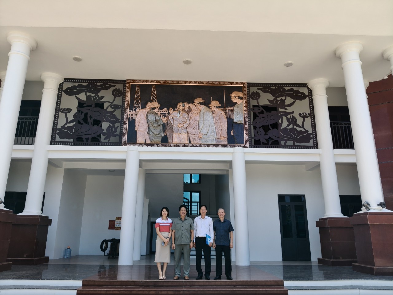 Ông Trần Đình Thành - Chủ tịch Hội Dầu khí Sông Hồng cùng AHLĐ, TS Nguyễn Hùng Dũng - Phó Chủ tịch Hội Dầu khí Việt Nam tại Khu lưu niệm Dầu khí Đồng bằng Sông Hồng.