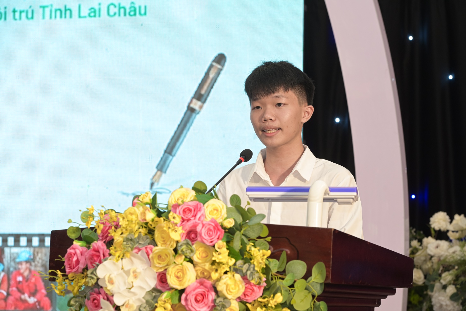 Em Lò Gia Tuấn, học sinh lớp 11 Trường Phổ thông Dân tộc Nội trú tỉnh Lai Châu: Em đã viết nên tác phẩm của mình với mong muốn dùng văn học để kể lại câu chuyện của những người đi tìm lửa, để lắng nghe và tri ân những tâm tư thầm lặng phía sau những hy sinh, gian khó.