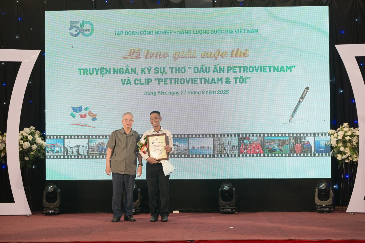 Nhà báo Nguyễn Như Phong trao giải Tác phẩm được yêu thích nhất cho tác giả Bùi Văn Tiến với tác phẩm