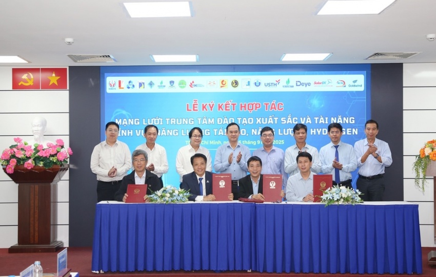 PVU ký kết thỏa thuận hợp tác đa phương tiện về lĩnh vực năng lượng tái tạo, năng lượng Hydrogen TS. Lê Quốc Phong - Phó Hiệu trưởng đại diện PVU ký kết thỏa thuận hợp tác với các trường