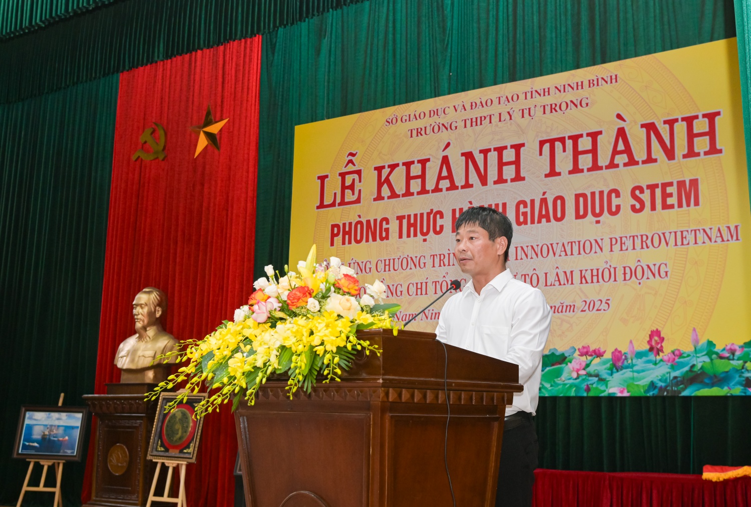 Đồng chí Vũ Ngọc Khánh - Hiệu trưởng THPT Lý Tự Trọng báo cáo tình hình thực hiện phòng thực hành STEM