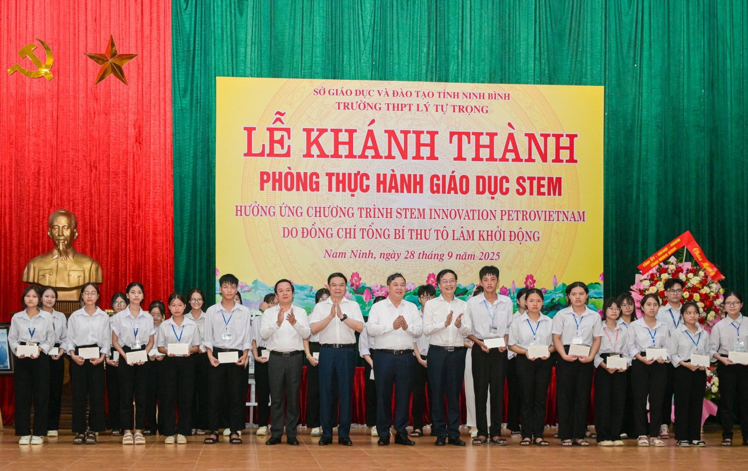 Các đại biểu trao học bổng của Petrovietnam cho các học sinh tiêu biểu của trường
