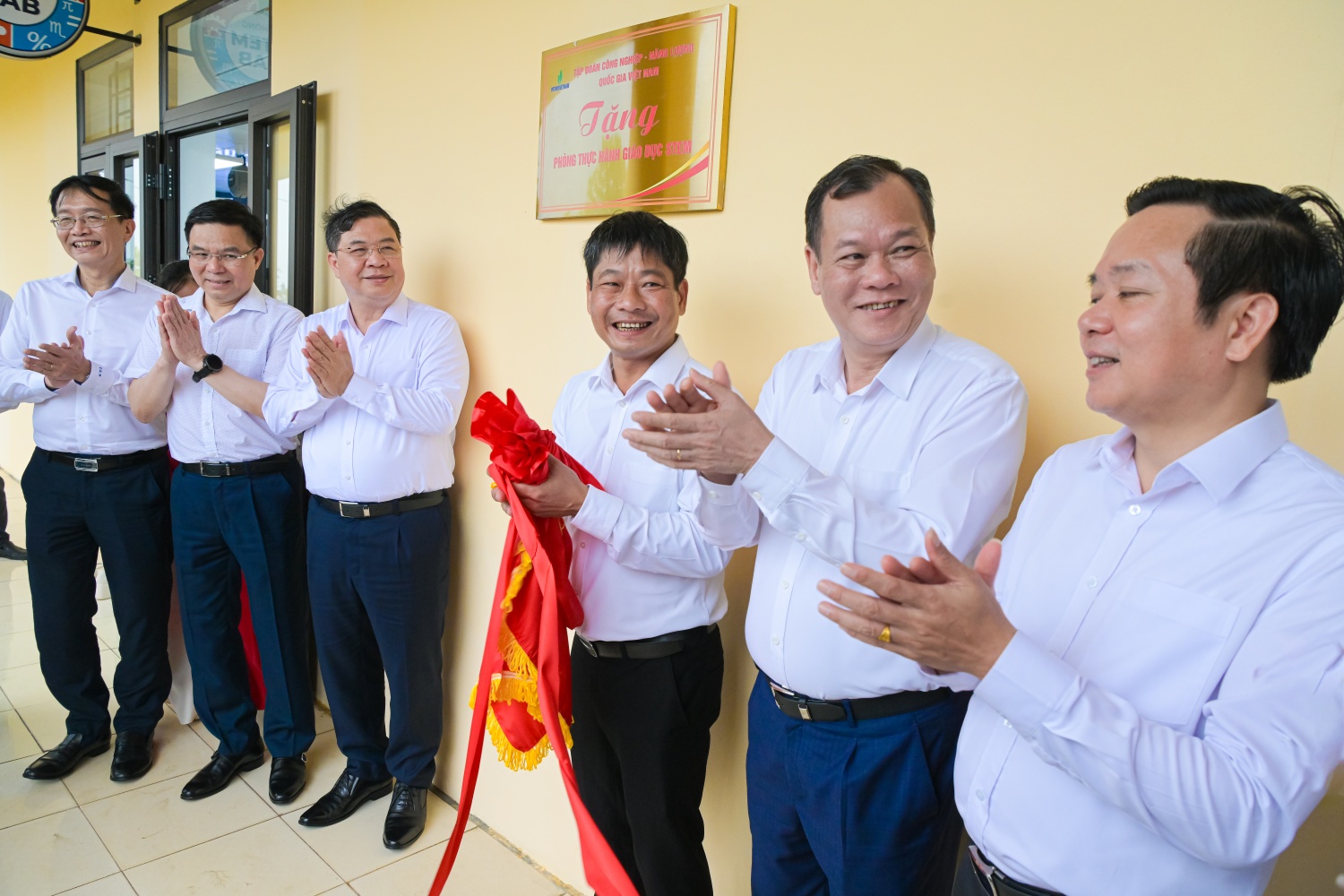 Các đại biểu thực hiện nghi thức gắn biển công trình