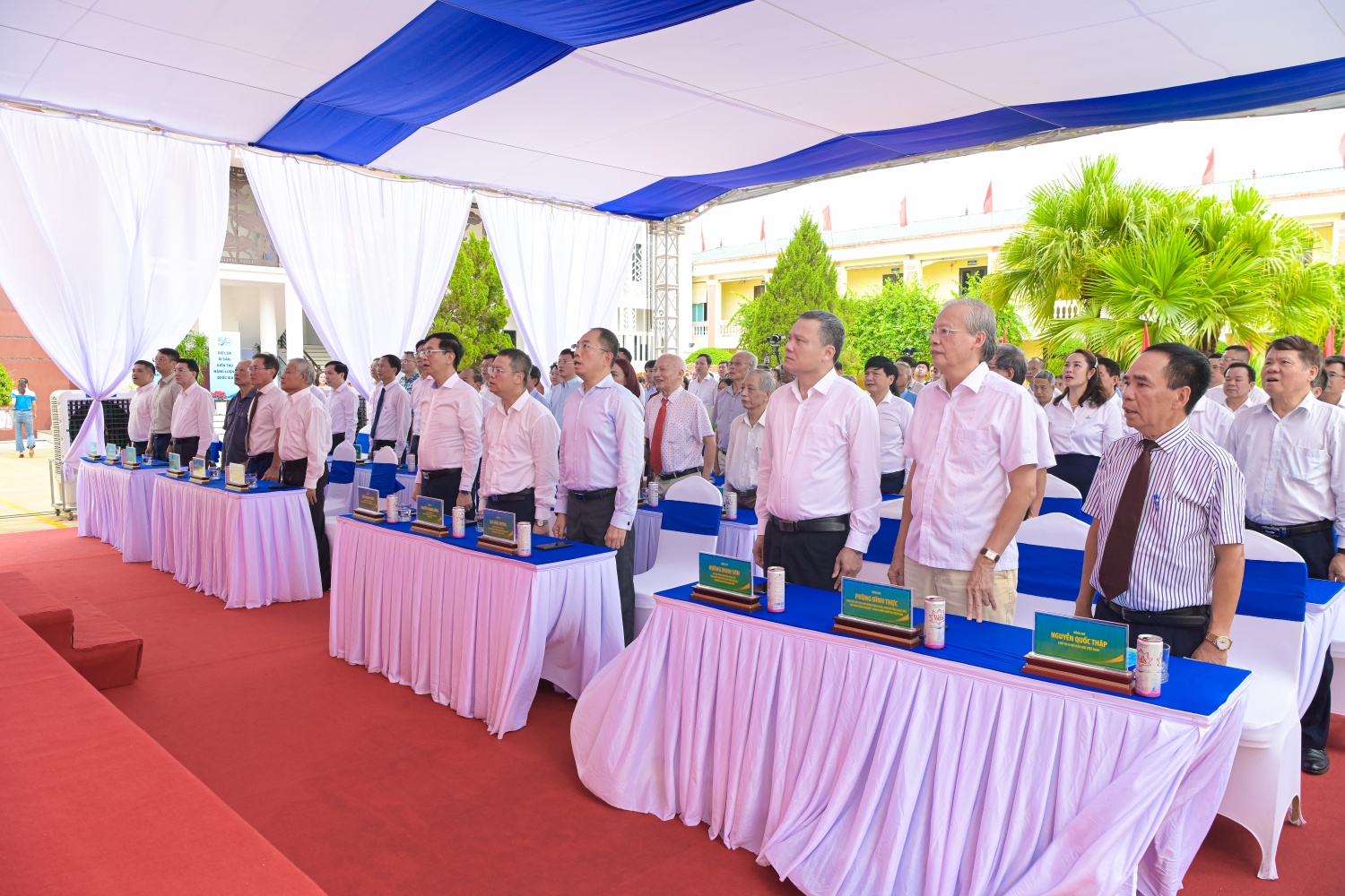 Các đại biểu thực hiện nghi thức chào cờ.
