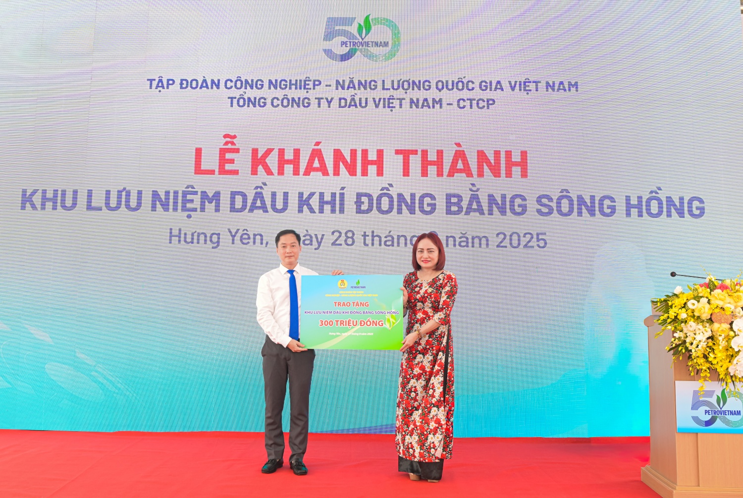 Đồng chí Nghiêm Thùy Lan - Chủ tịch Công đoàn Petrovietnam trao kinh phí hỗ trợ công tác sưu tầm và trưng bày hiện vật.