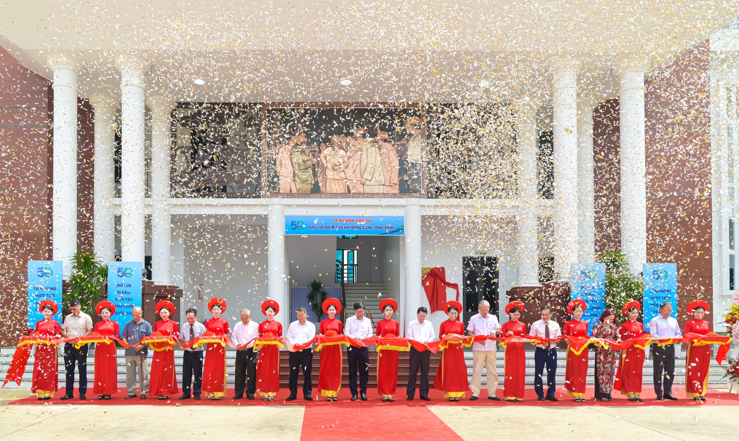 Các đại biểu cắt băng khánh thành Khu lưu niệm Dầu khí Đồng bằng Sông Hồng.