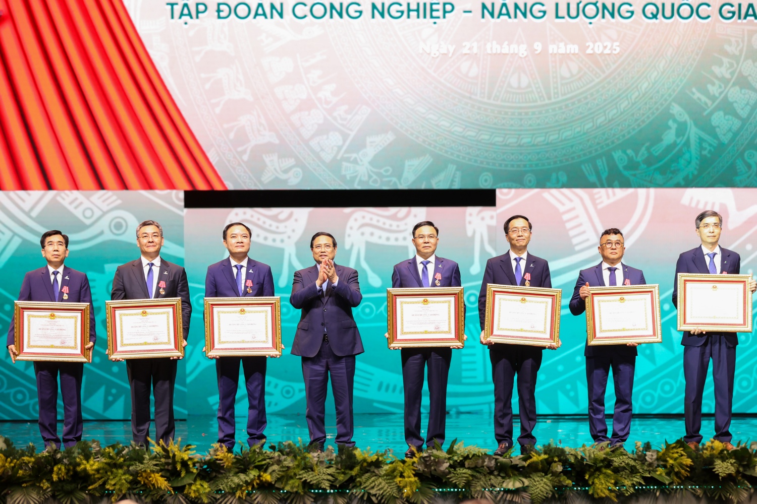 Thủ tướng Chính phủ Phạm Minh Chính chúc mừng các đồng chí lãnh đạo, cán bộ Petrovietnam nhận phần thưởng cao quý của Đảng, Nhà nước