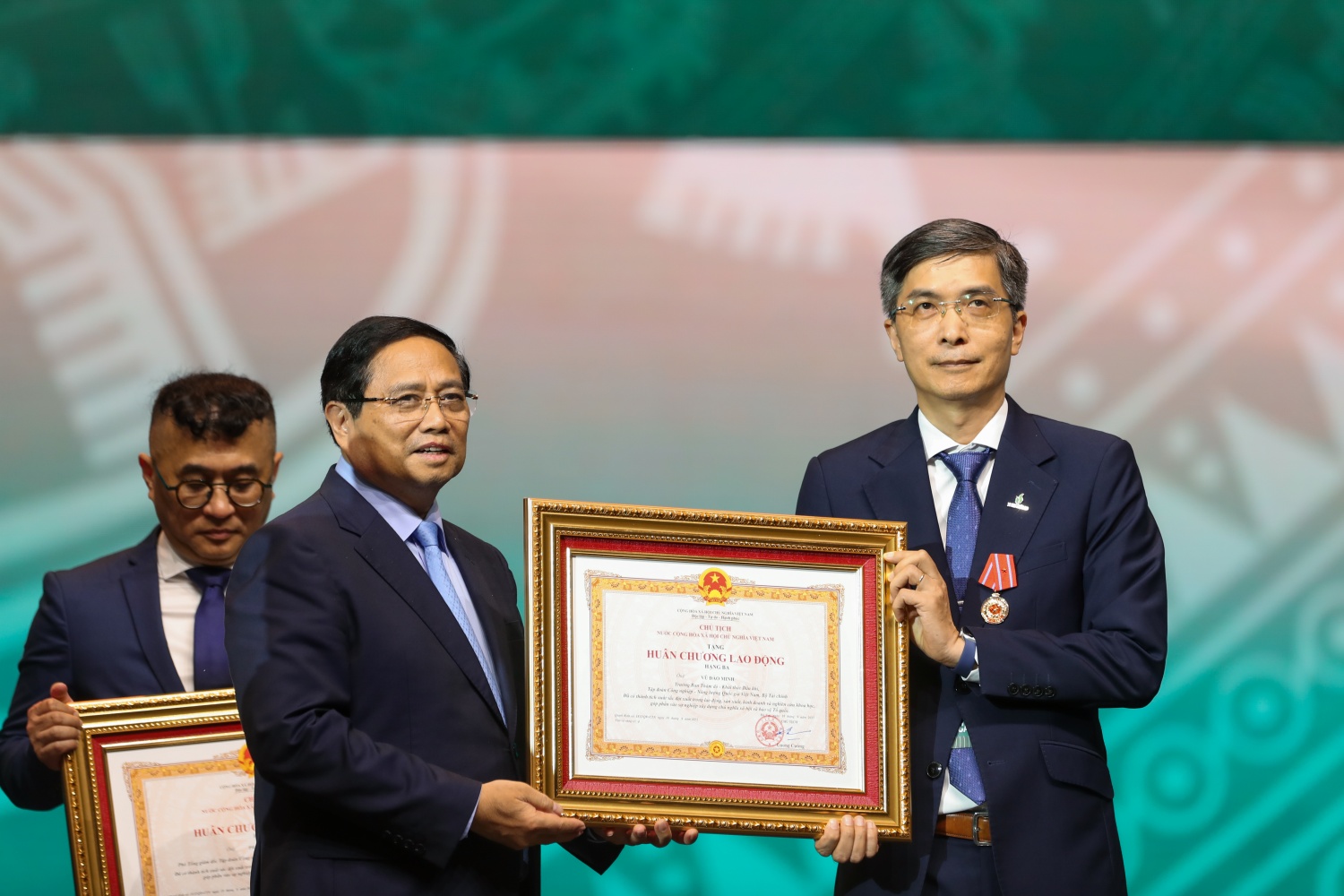 Thủ tướng Chính phủ Phạm Minh Chính trao Huân chương Lao động hạng Ba cho đồng chí Vũ Đào Minh - Trưởng ban Thăm dò - Khai thác Dầu khí Petrovietnam