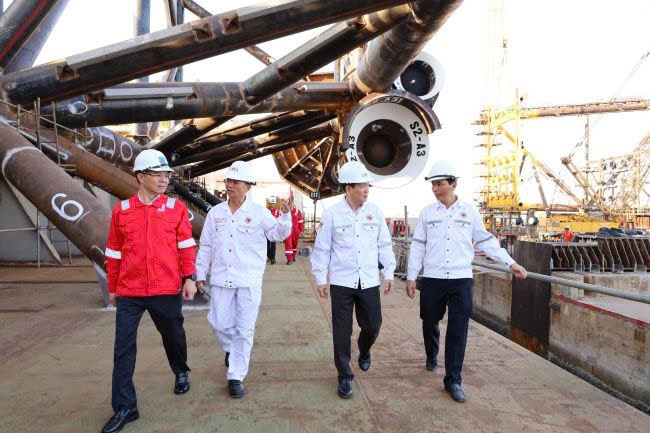 Chủ tịch HĐTV Petrovietnam Lê Mạnh Hùng kiểm tra hoạt động trên các công trình, dự án của Tập đoàn