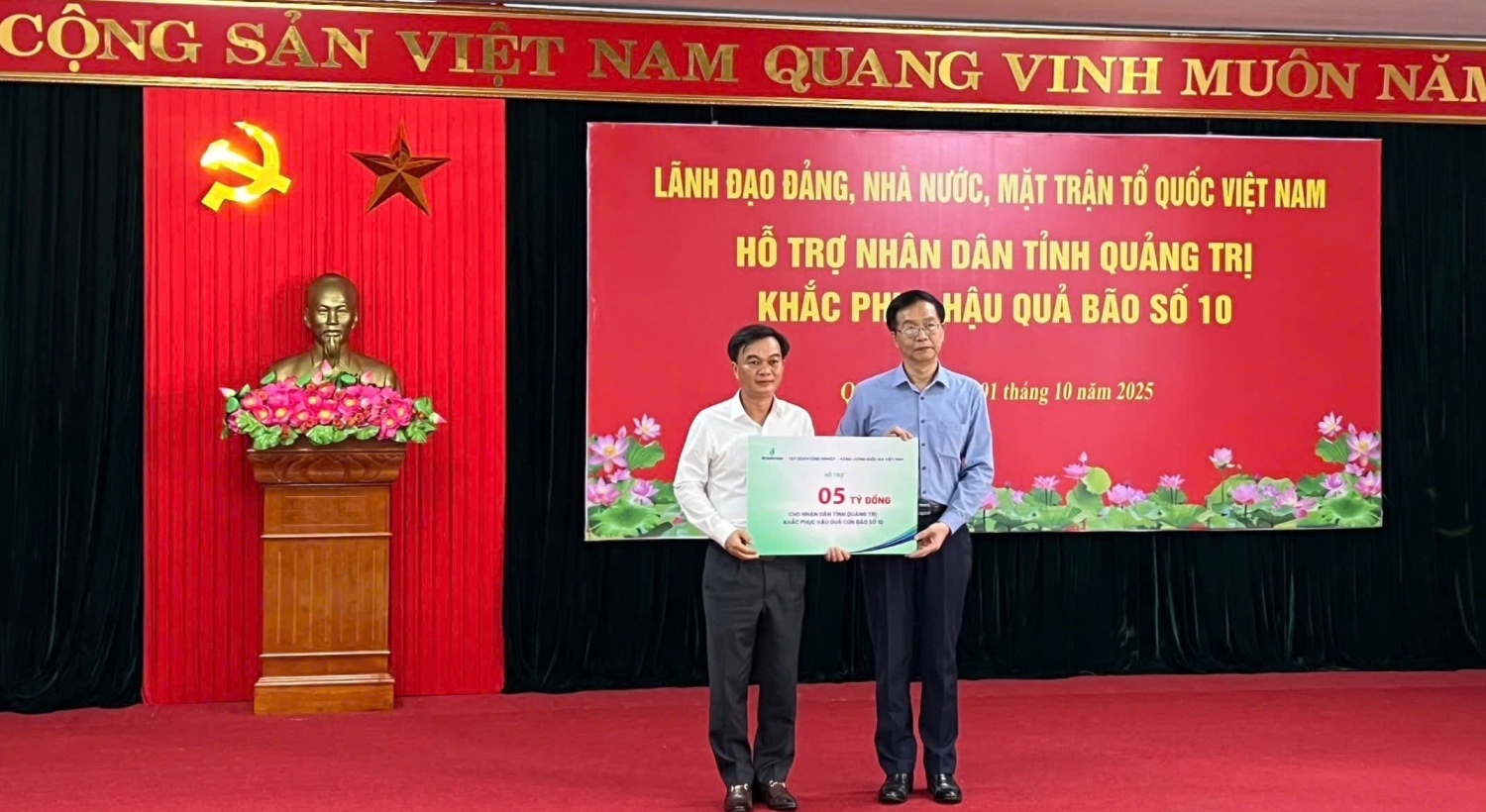 Đồng chí Trần Quang Dũng - Phó Bí thư thường trực Đảng ủy Petrovietnam trao hỗ trợ nhân dân tỉnh Quảng Trị khắc phục hậu quả bão số 10