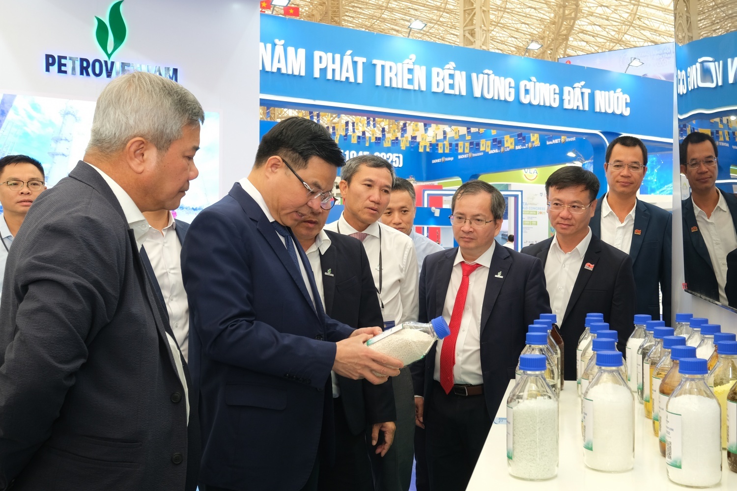 Chủ tịch HĐTV Petrovietnam Lê Mạnh Hùng kiểm tra các sản phẩm mới của BSR tại Triển lãm Khoa học Công nghệ kỷ niệm 50 năm Petrovietnam