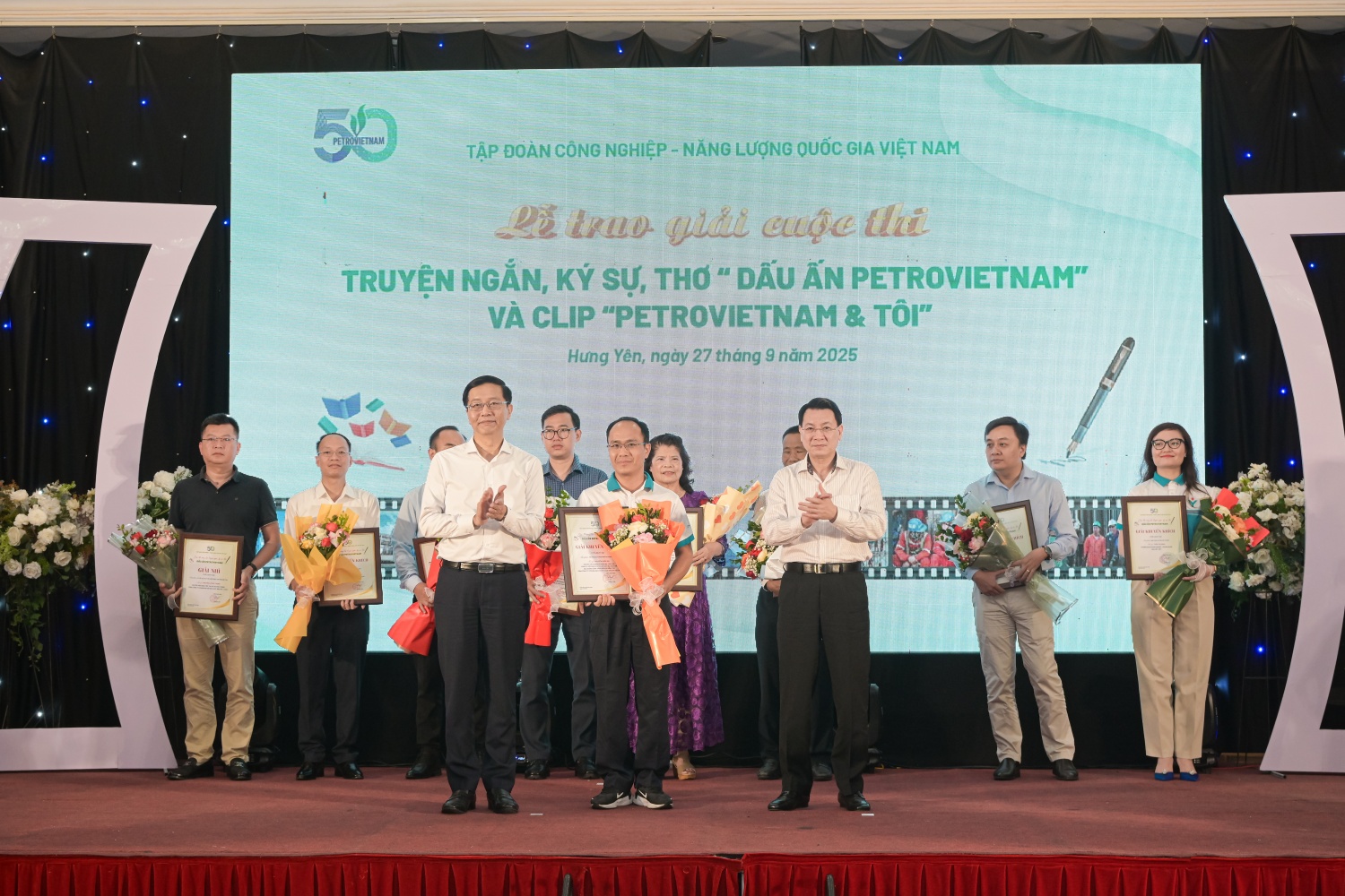 Anh Nguyễn Lê Đức Trọng - Chuyên viên tư vấn Kỹ thuật nông nghiệp thuộc Ban tiếp thị truyền thông, Tổng Tổng công ty Phân bón và Hóa chất Dầu khí (PVFCCo) nhận giải Nhì cuộc thi viết Phóng sự - Ký sự “Dấu ấn 50 năm Petrovietnam”.