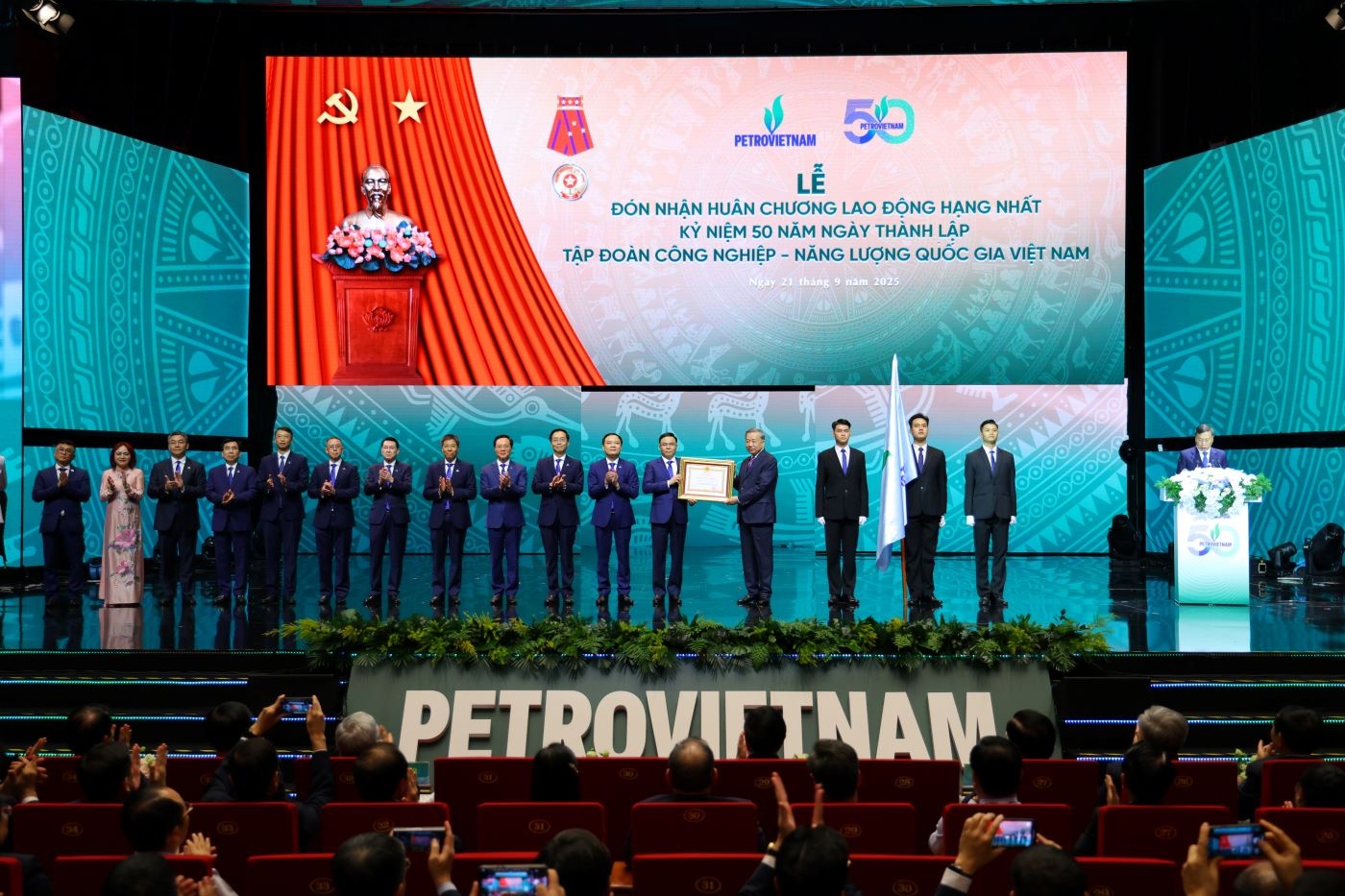 “Nói ít - Nghĩ nhiều - Làm nhiều - Tốc độ nhanh - Hiệu quả cao” là kim chỉ nam để Petrovietnam xây dựng văn hóa hành động, tạo nên sức mạnh tổng hợp để đạt được những mục tiêu đề ra - Ảnh: Tổng Bí thư Tô Lâm trao Huân chương Lao động Hạng Nhất cho Petrovietnam