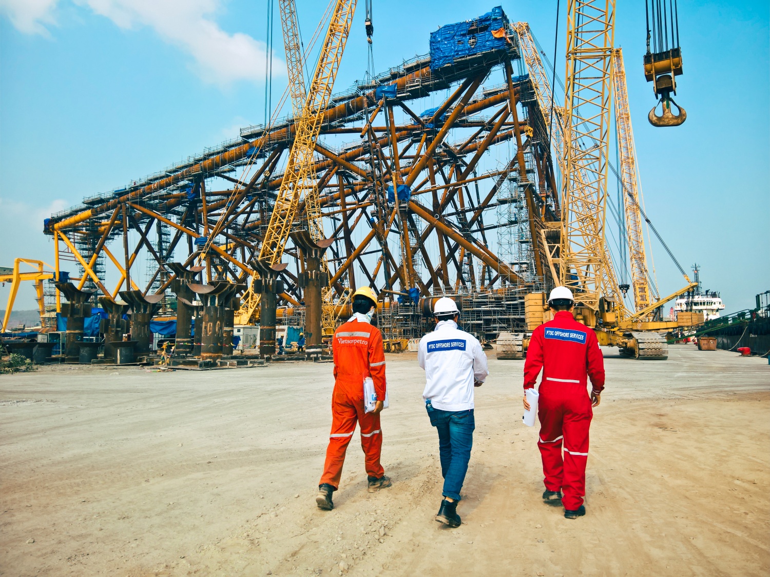 Người lao động Petrovietnam trên công trường chế tạo giàn khoan