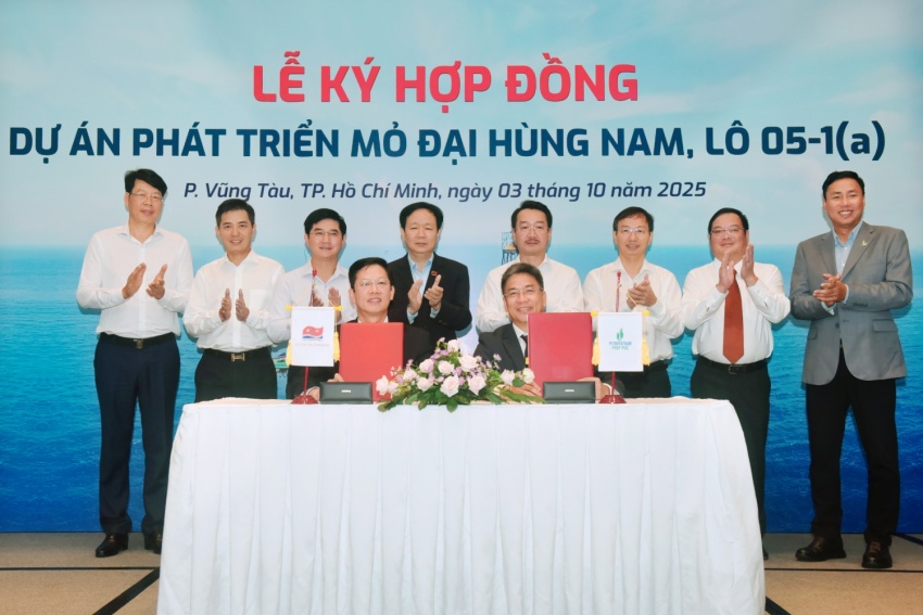 Phó Giám đốc PVEP-POC Nguyễn Ngọc Trung và Phó Tổng Giám đốc Vietsovpetro Mai Đăng Tuấn ký kết hợp đồng EPCI dự án Phát triển mỏ Đại Hùng Nam, Lô 05-1(a).