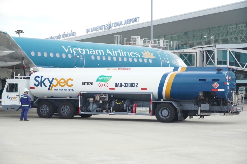 Nạp sản phẩm SAF đầu tiên sản xuất trong nước của BSR cho các chuyến bay nội địa của Vietnam Airlines, tại Cảng Hàng không Quốc tế Đà Nẵng.