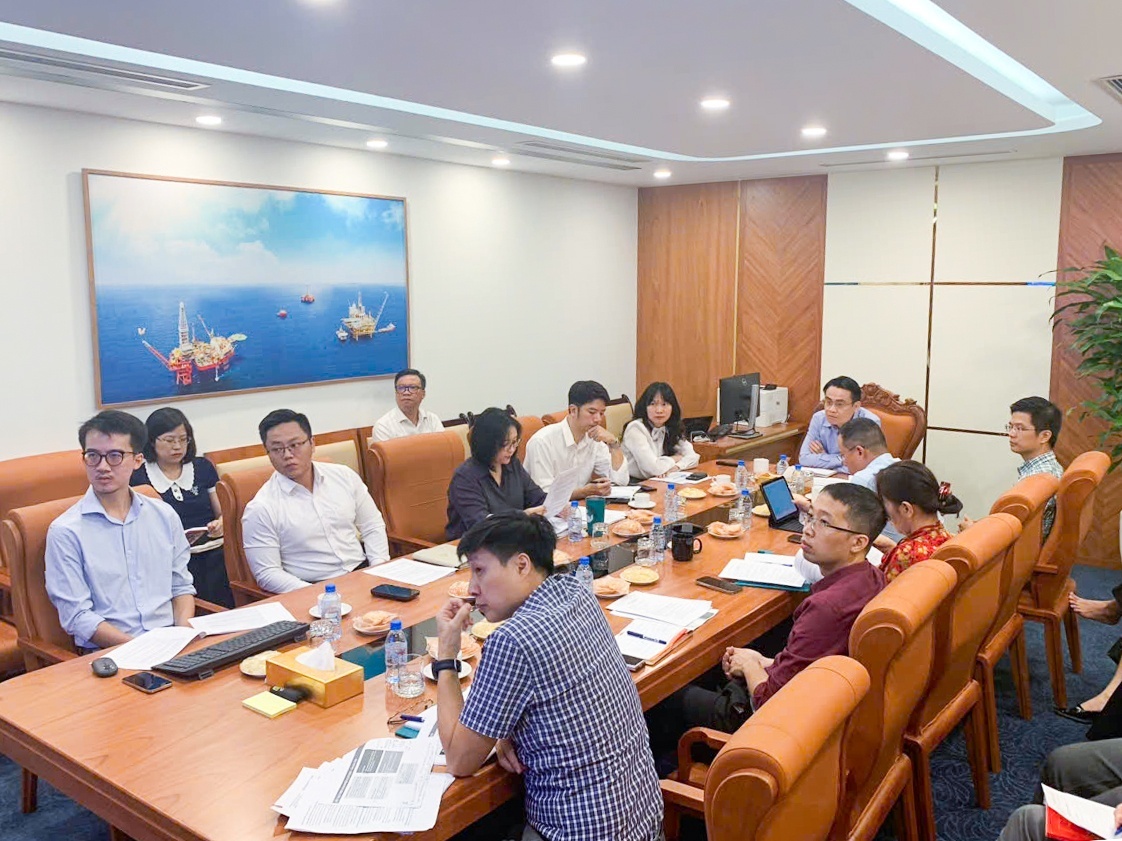 Đồng chí Trương Quốc Lâm, Bí thư Đảng ủy, Chủ tịch HĐTV PVEP sinh hoạt cùng Chi bộ Kiểm soát nội bộ thuộc Đảng bộ PVEP.