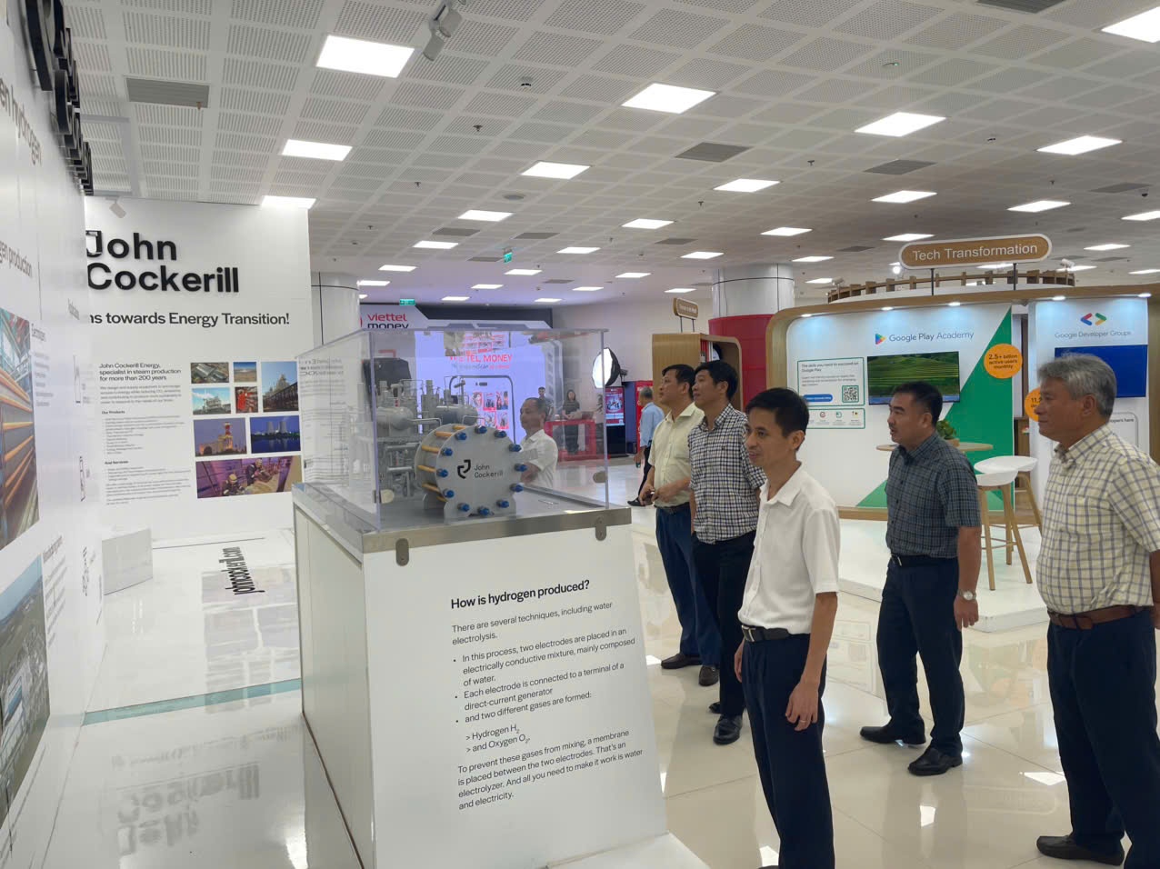 Sinh hoạt chi bộ tại PV Power kết hợp với chuyến tham quan triển lãm về công nghệ trong lĩnh vực năng lượng.