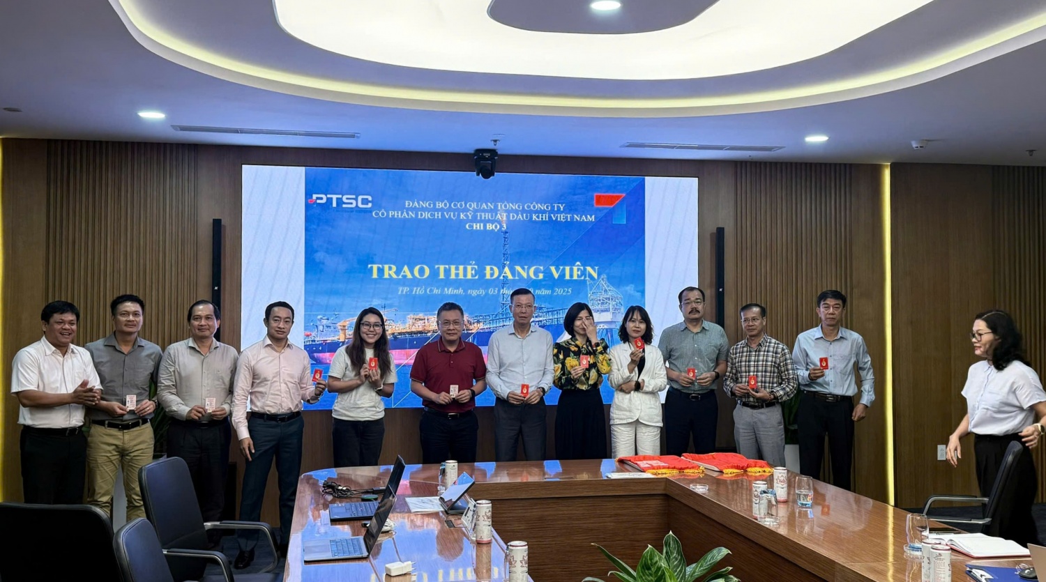 Chi bộ 3 thuộc Đảng bộ PTSC tổ chức trao thẻ đảng viên.