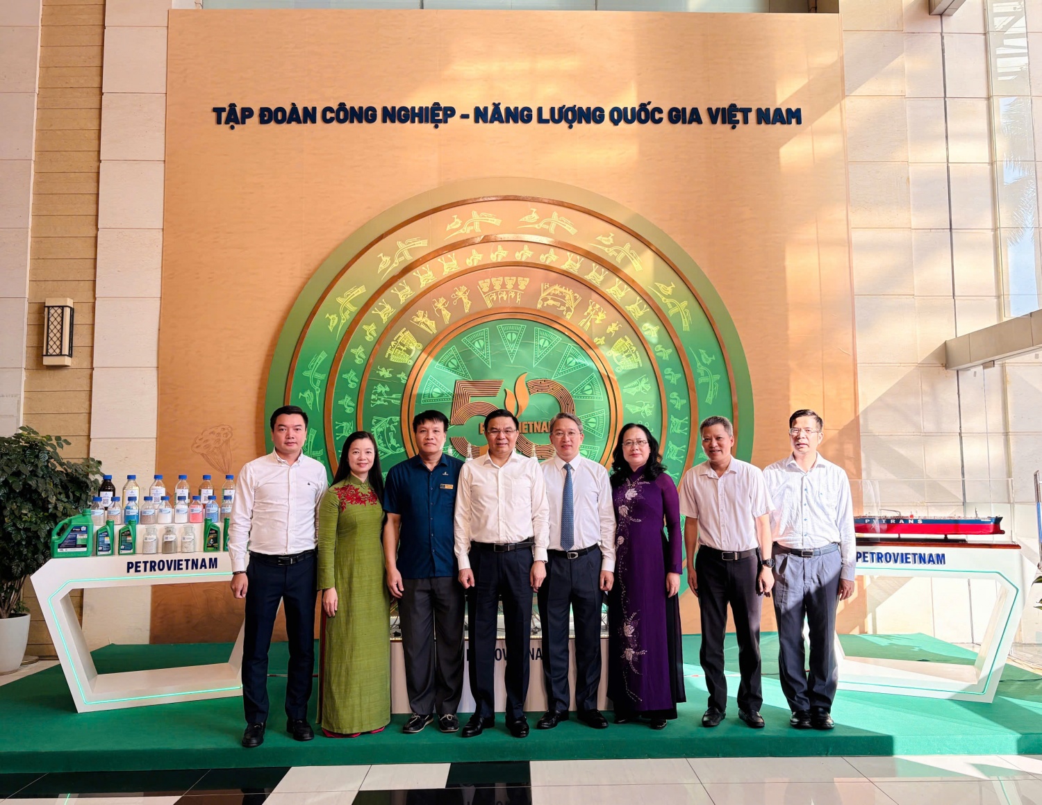 Chủ tịch HĐTV Petrovietnam Lê Mạnh Hùng chụp ảnh lưu niệm tại Khu trưng bày các sản phẩm và thành tựu Dầu khí tại sảnh chính Khách sạn Dầu khí Thái Bình.