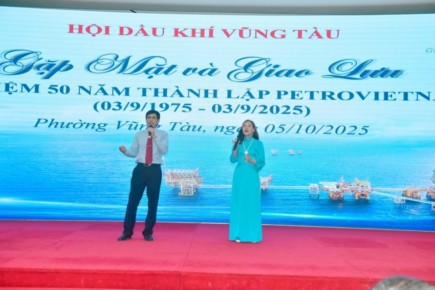 Thành viên Hội DKVT trình diễn văn nghệ