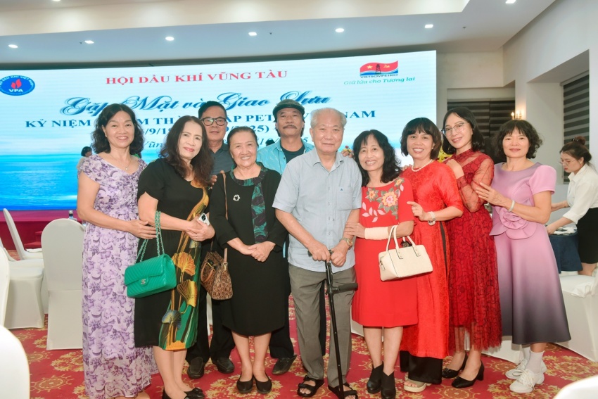 Niềm vui của các thế hệ người lao động Petrovietnam tại buổi gặp mặt
