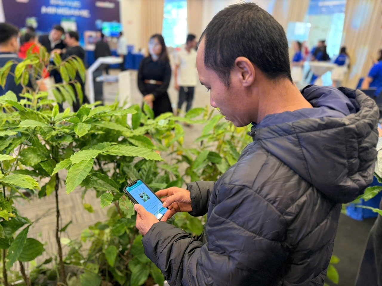 Người nông dân tham gia trải nghiệm AI tính năng chuẩn đoán sâu bệnh của ứng dụng 2Nông.