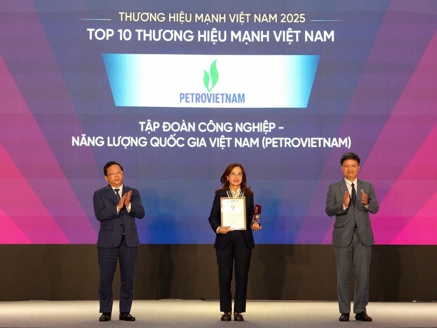 Mr. Ta Dinh Thi, Vice Chairman of the National Assembly's Committee on Science, Technology and Environment and Mr. Nguyen Duc Hien, Deputy Head of the Central Policy and Strategy Committee, presented the plaque and cup of honor to Petrovietnam representative - Mrs. Nguyen Viet Nga - Deputy Head of the Group's Communications and Corporate Culture Department.