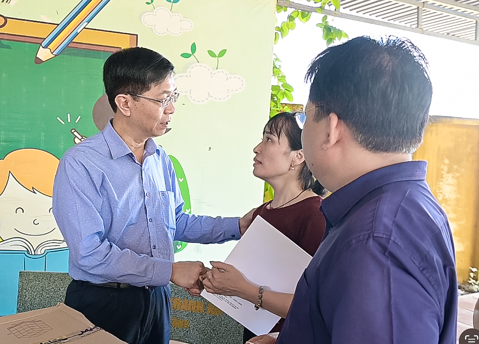 Ông Trần Quang Dũng động viên các cán bộ, giáo viên nhà trường yên tâm công tác
