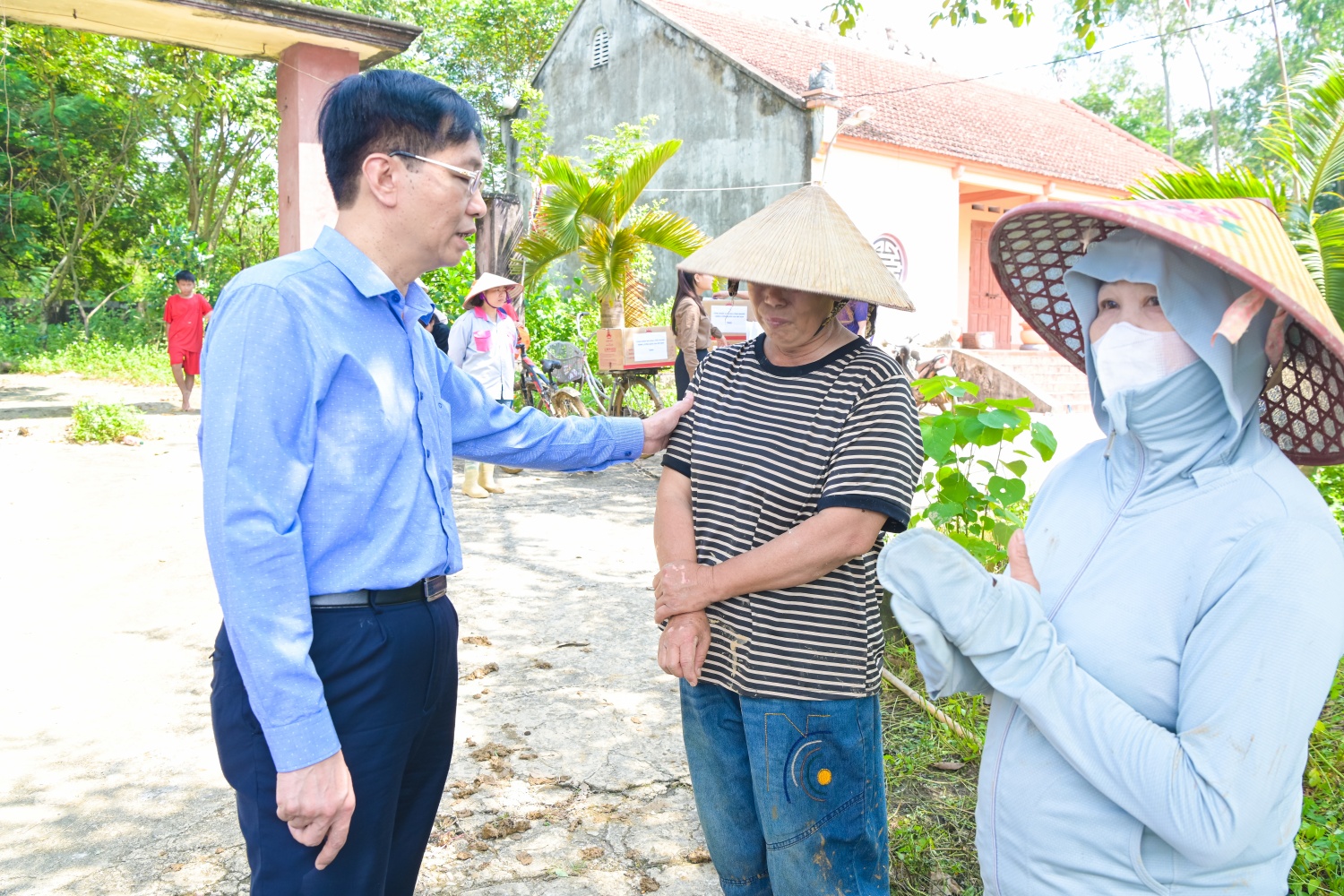 Đồng chí Trần Quang Dũng bày tỏ sự cảm thông, sẻ chia trước những mất mát của bà con nhân dân sau trận lũ lịch sử