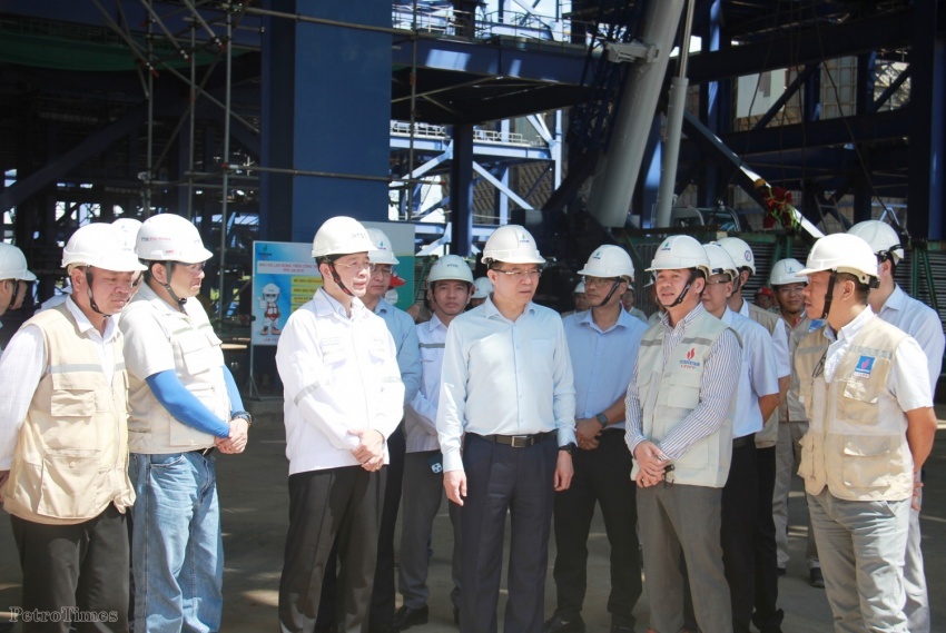 Chủ tịch HĐTV Petrovietnam Lê Mạnh Hùng kiểm tra tình hình thi công, trực tiếp chỉ đạo tháo gỡ những khó khăn, vướng mắc của dự án Long Phú 1
