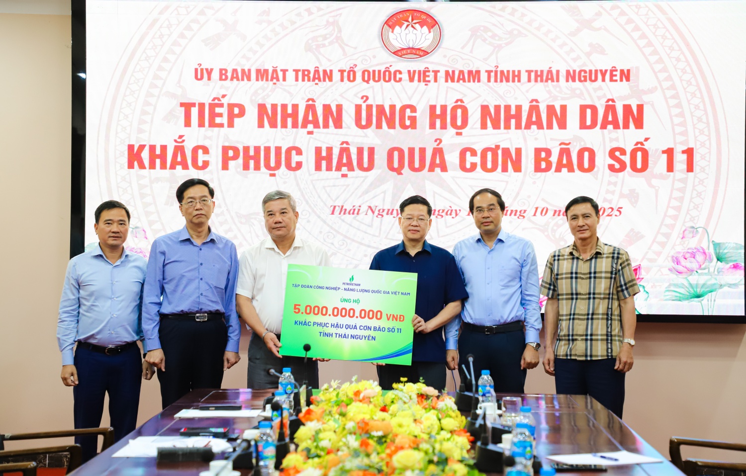Đoàn công tác Petrovietnam trao 5 tỷ đồng hỗ trợ tỉnh Thái Nguyên khắc phục hậu quả cơn bão số 11.