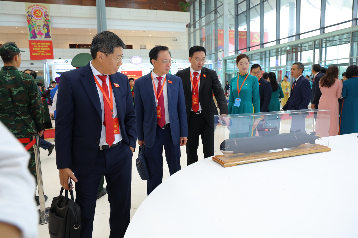 Đoàn đại biểu Petrovietnam tham quan triển lãm Khoa học Công nghệ tại Đại hội đại biểu Đảng bộ Chính phủ lần thứ I.